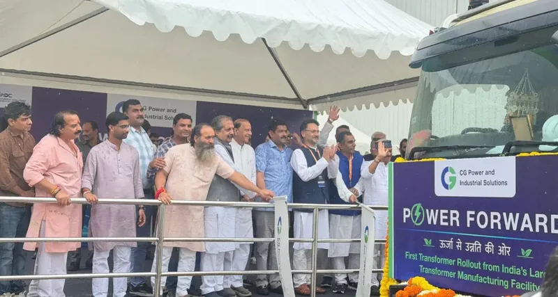 ढके भारी वाहन के पास सीहोर इकाई के लोग