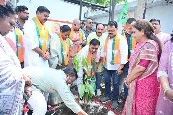 भोपाल वाटिका में पौधरोपण करते लोग; यह महाविद्यालय परिसर नहीं है