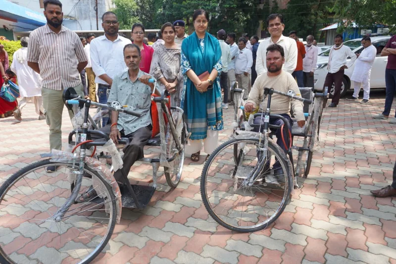 जनसुनवाई में मिली मदद, अब आसान होगा दो दिव्यांगजनों का सफर दशरथ और रामसिंह को मिली ट्राइसाइकिल