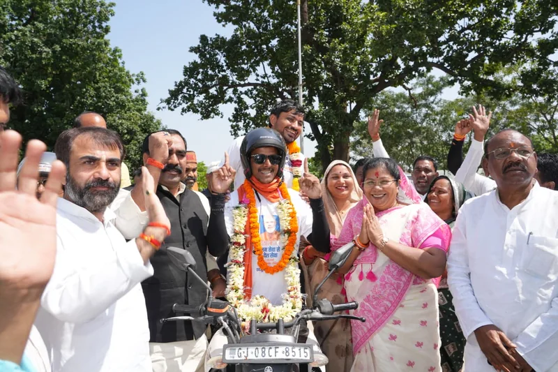 सेवा संकल्प अभियान के तहत निगरी पहुंचे सेवायात्रियों का प्रभारी मंत्री ने किया आत्मीय स्वागत